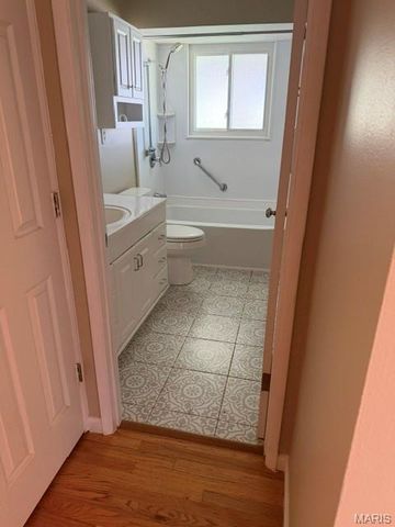 17 Saint Lawrence Drive, Ballwin, MO 63021