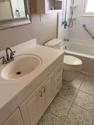 17 Saint Lawrence Drive, Ballwin, MO 63021