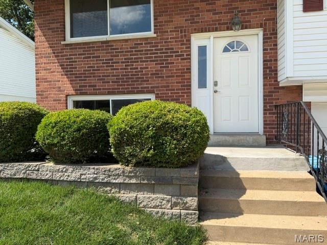 17 Saint Lawrence Drive, Ballwin, MO 63021