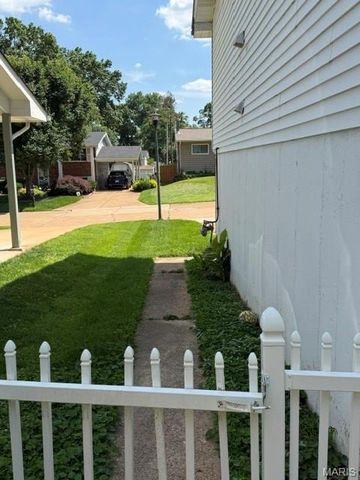 17 Saint Lawrence Drive, Ballwin, MO 63021