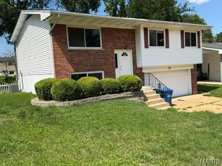 17 Saint Lawrence Drive, Ballwin, MO 63021