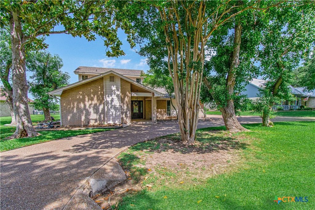 1806 Club Circle, Salado, TX 76571