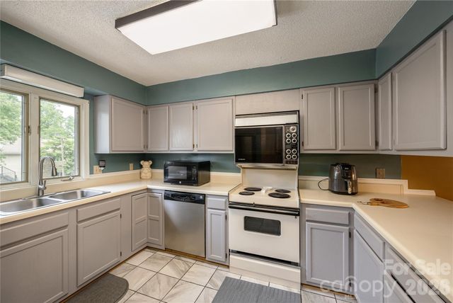 580 Britton Creek Drive, Hendersonville, NC 28791