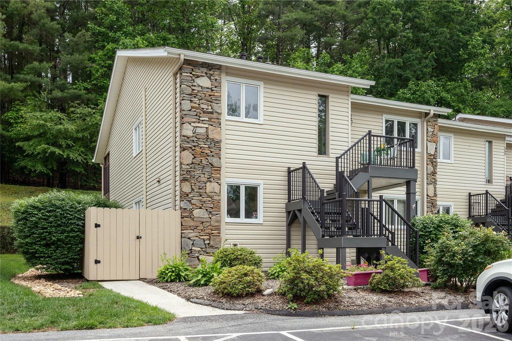 580 Britton Creek Drive, Hendersonville, NC 28791
