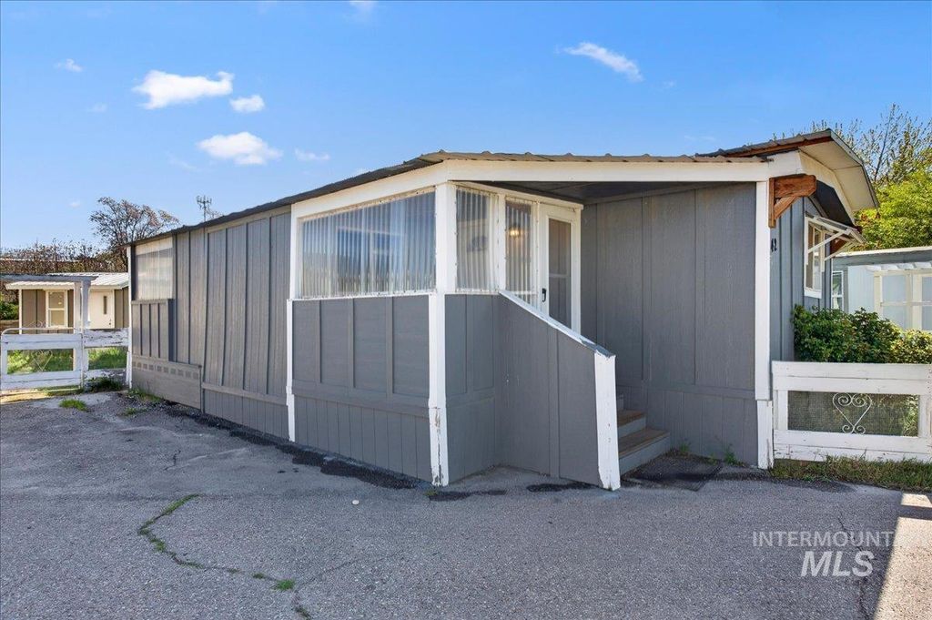1323 Elgin 42, Caldwell, ID 83605 photo 2