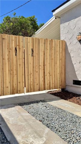 2413 S Victoria, Los Angeles, CA 90016