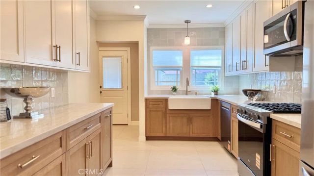 2413 S Victoria, Los Angeles, CA 90016