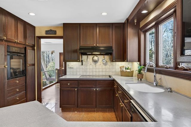 923 Drift Rd, Westport, MA 02790