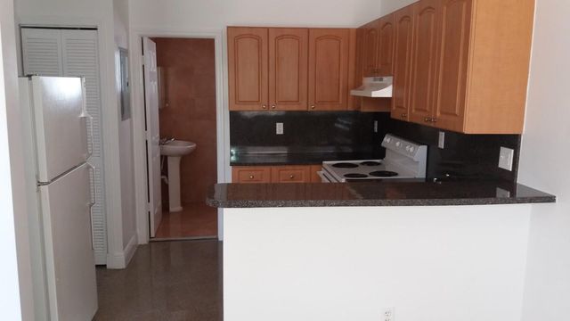 717 NE 10th Avenue 3, Hallandale Beach, FL 33009