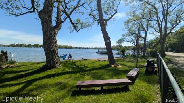 3605 Jackson Boulevard, White Lake Charter Township, MI 48383