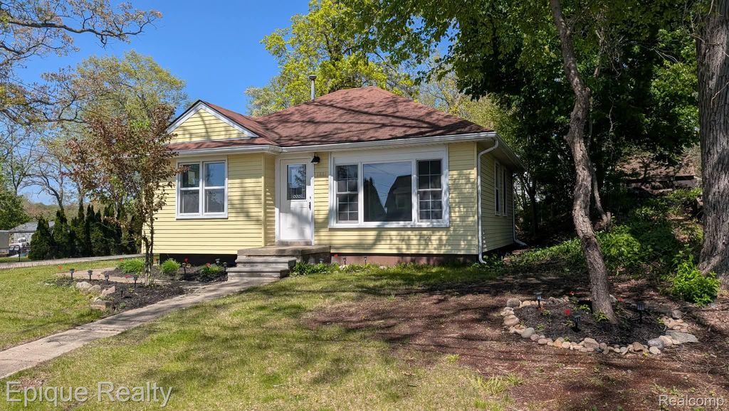 3605 Jackson Boulevard, White Lake Charter Township, MI 48383