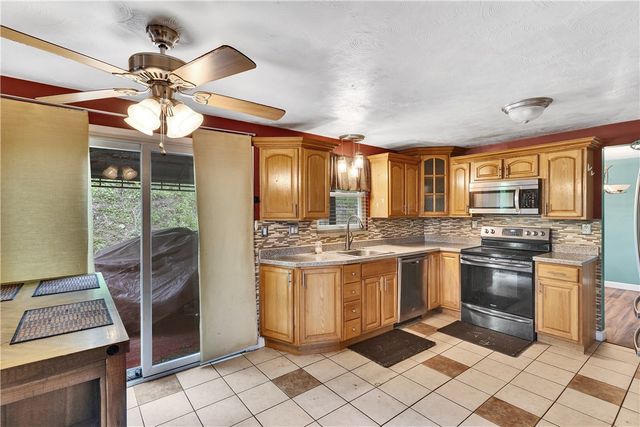 4237 Stratford Dr, Hempfield Twp, PA 15642