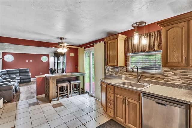 4237 Stratford Dr, Hempfield Twp, PA 15642