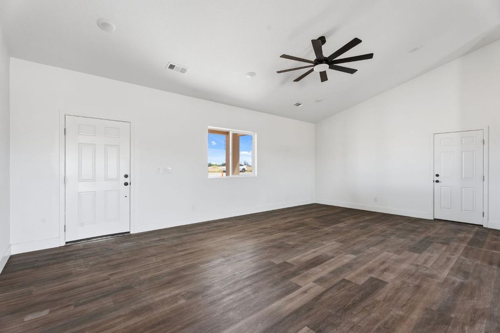 Image 10 of property listing at 16836 N Lake Street, Madera, CA 93638