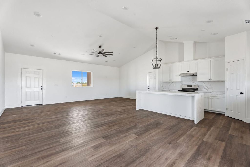 Image 11 of property listing at 16836 N Lake Street, Madera, CA 93638