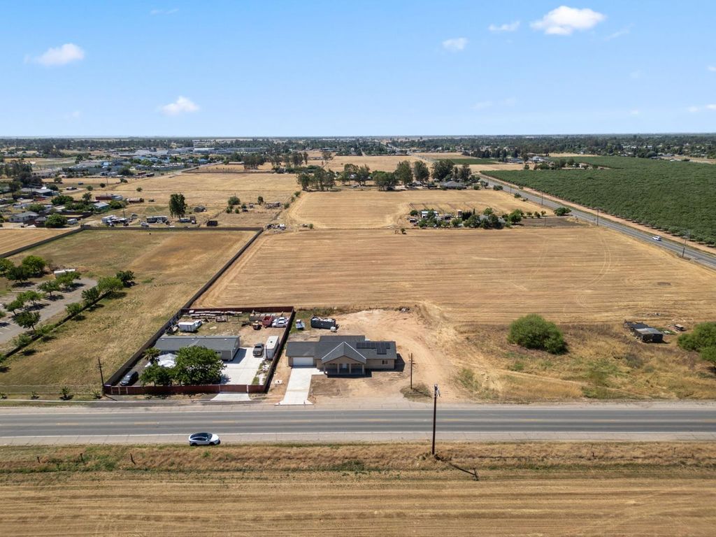 Image 23 of property listing at 16836 N Lake Street, Madera, CA 93638