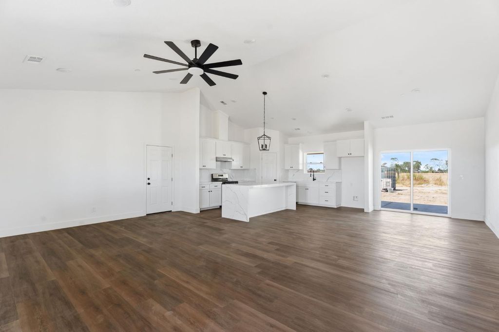 Image 4 of property listing at 16836 N Lake Street, Madera, CA 93638