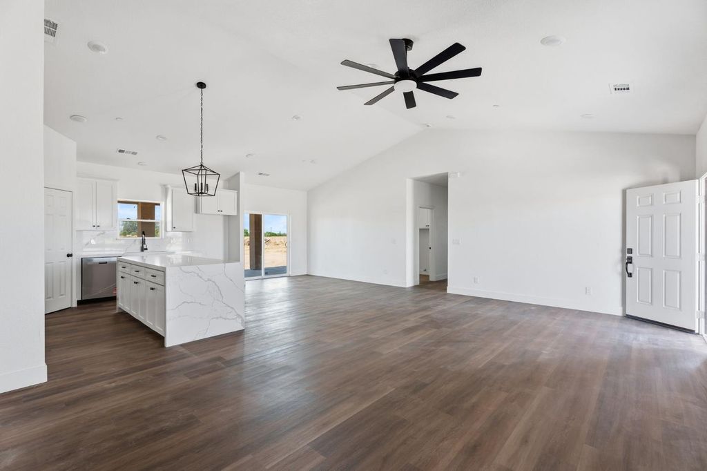 Image 5 of property listing at 16836 N Lake Street, Madera, CA 93638