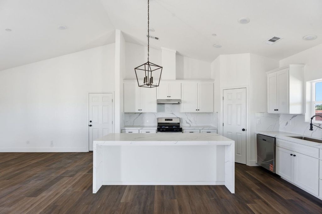 Image 7 of property listing at 16836 N Lake Street, Madera, CA 93638