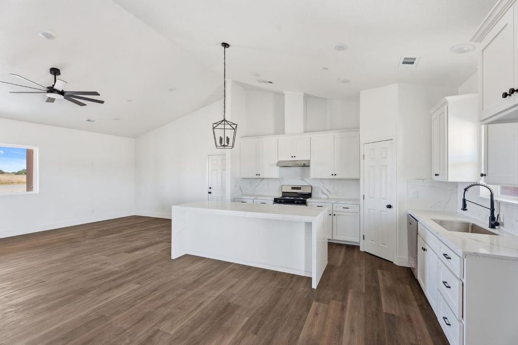 Image 8 of property listing at 16836 N Lake Street, Madera, CA 93638