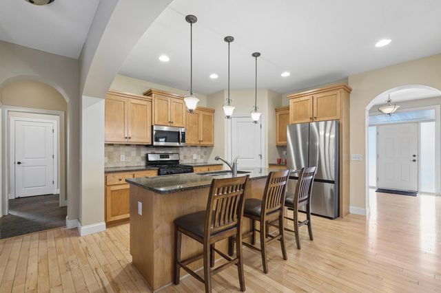 2828 Hawk Ridge Road NW, Prior Lake, MN 55372