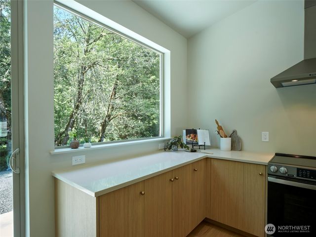 956 Paine Road, Castle Rock, WA 98611