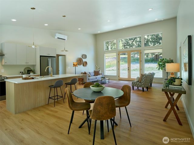 956 Paine Road, Castle Rock, WA 98611
