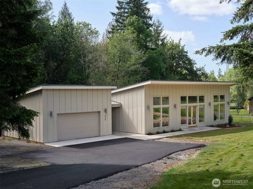 956 Paine Road, Castle Rock, WA 98611