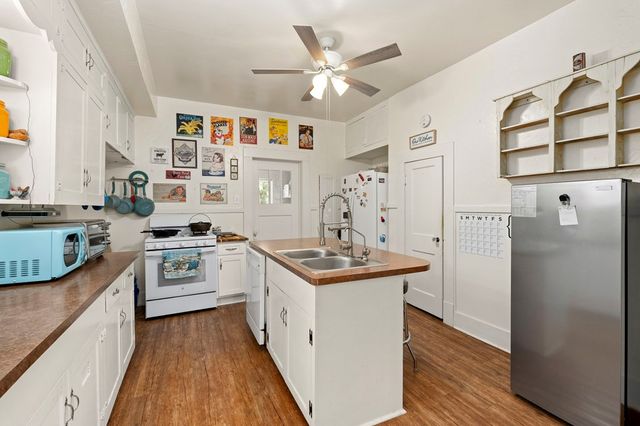 541 Robindale, Bandera, TX 78003