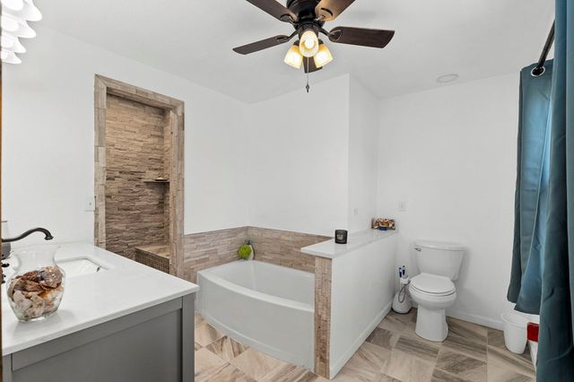 541 Robindale, Bandera, TX 78003