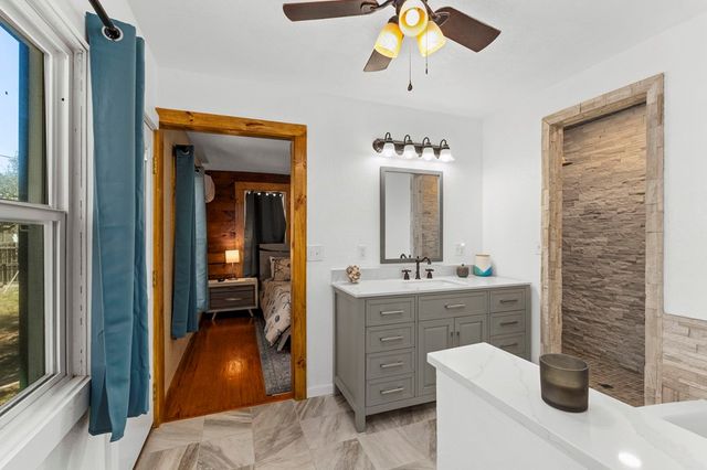 541 Robindale, Bandera, TX 78003