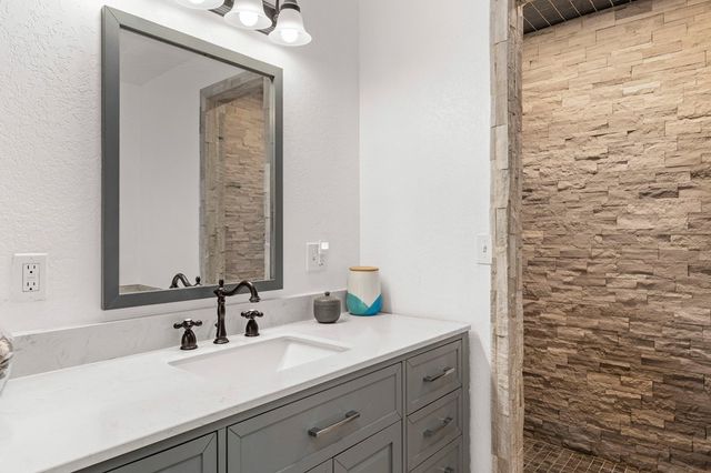 541 Robindale, Bandera, TX 78003