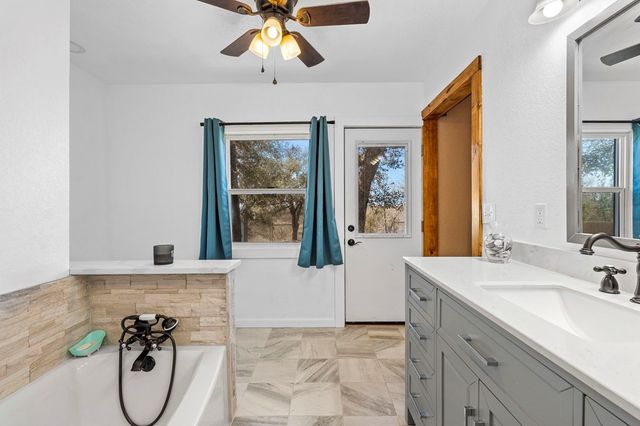 541 Robindale, Bandera, TX 78003