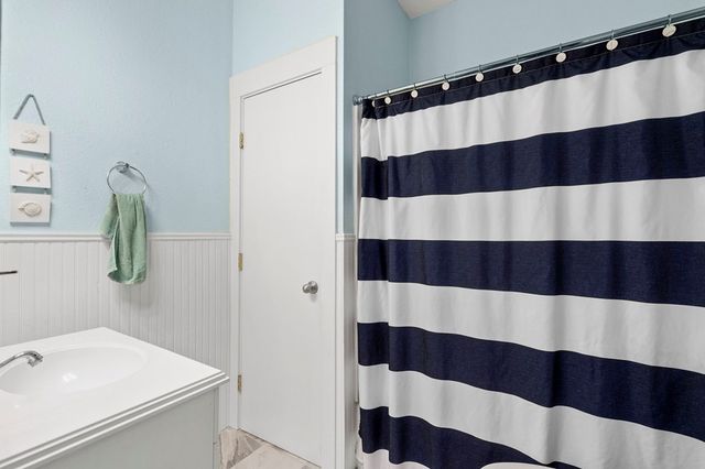 541 Robindale, Bandera, TX 78003