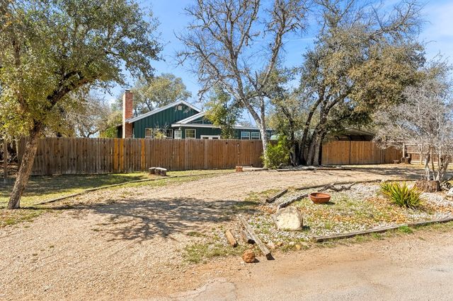 541 Robindale, Bandera, TX 78003