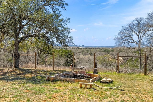 541 Robindale, Bandera, TX 78003