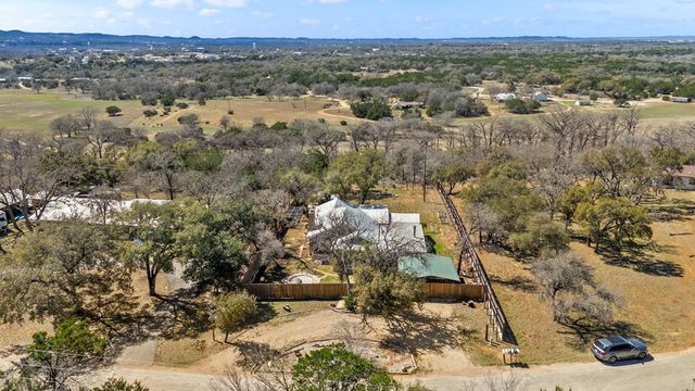541 Robindale, Bandera, TX 78003