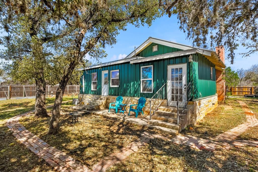 541 Robindale, Bandera, TX 78003