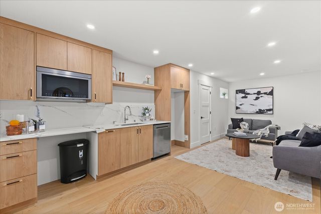 9535 Dayton Avenue N, Seattle, WA 98103