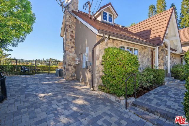 17108 Oak View Drive, Encino, CA 91316