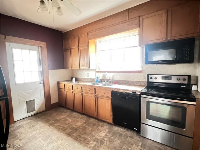 122 E 6th Street, Uhrichsville, OH 44683