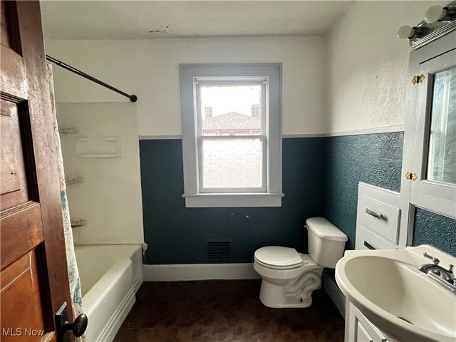 122 E 6th Street, Uhrichsville, OH 44683