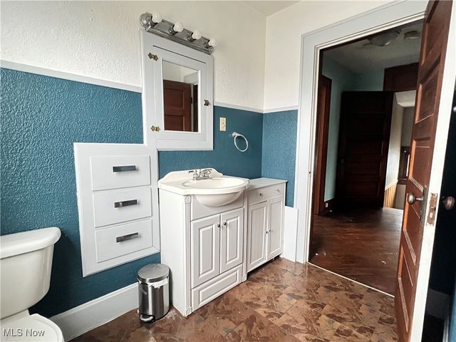 122 E 6th Street, Uhrichsville, OH 44683