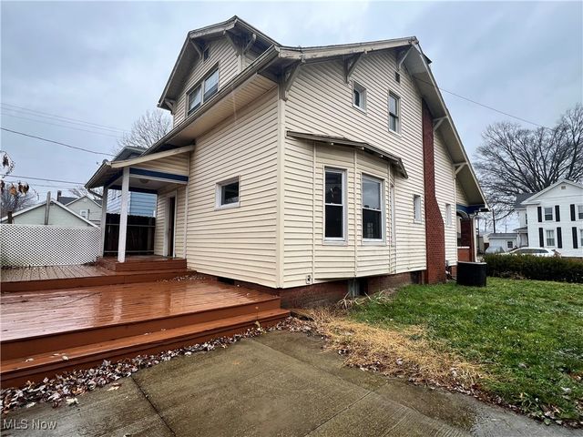 122 E 6th Street, Uhrichsville, OH 44683