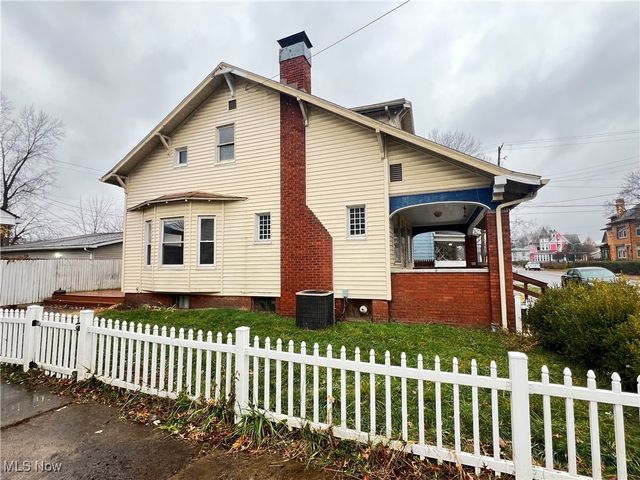 122 E 6th Street, Uhrichsville, OH 44683