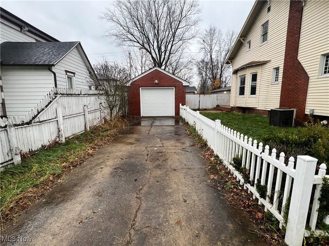 122 E 6th Street, Uhrichsville, OH 44683