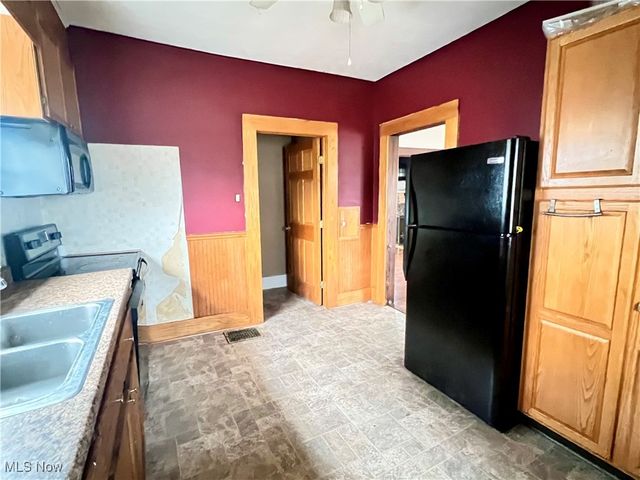 122 E 6th Street, Uhrichsville, OH 44683