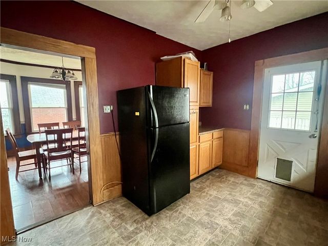 122 E 6th Street, Uhrichsville, OH 44683