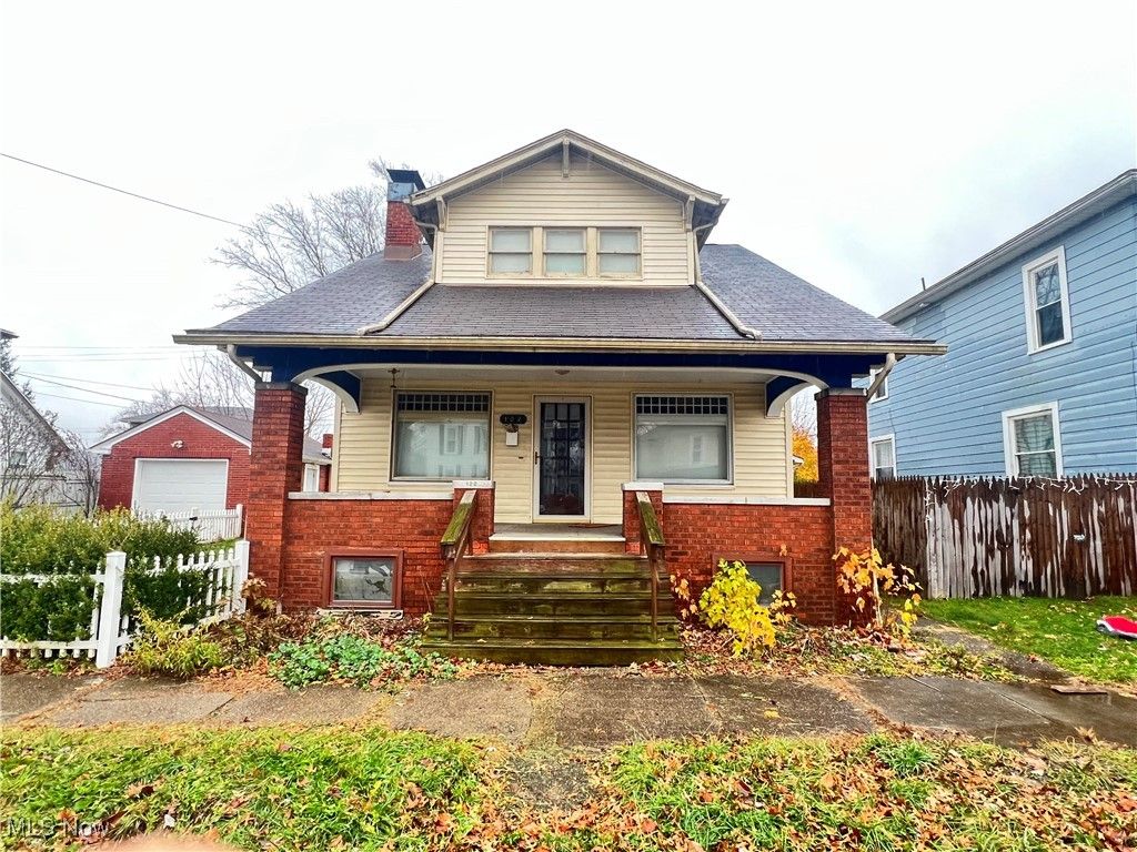 122 E 6th Street, Uhrichsville, OH 44683