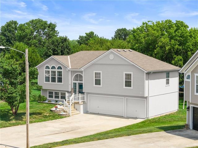 2102 Grant Circle, Greenwood, MO 64034